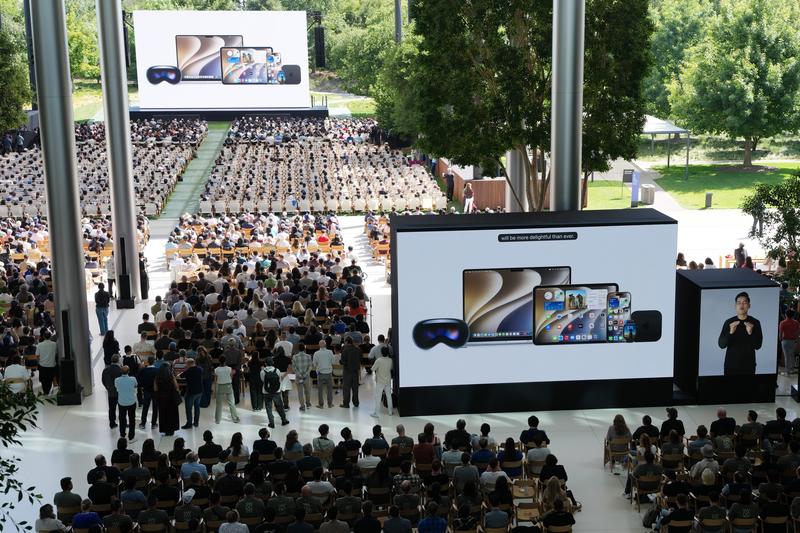 Apple Overhauls Siri, Turns to Nvidia and Google in Cook’s Final WWDC