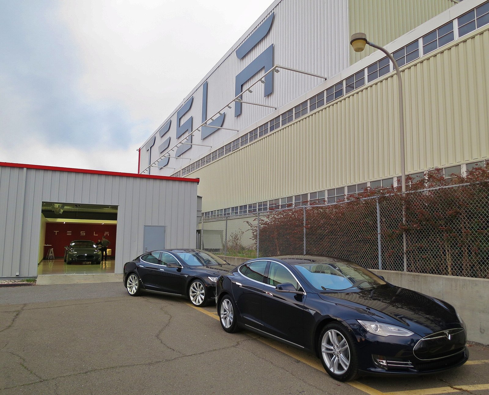 Tesla Lines Up a $30 Billion Credit Facility for Cybercab and Optimus
