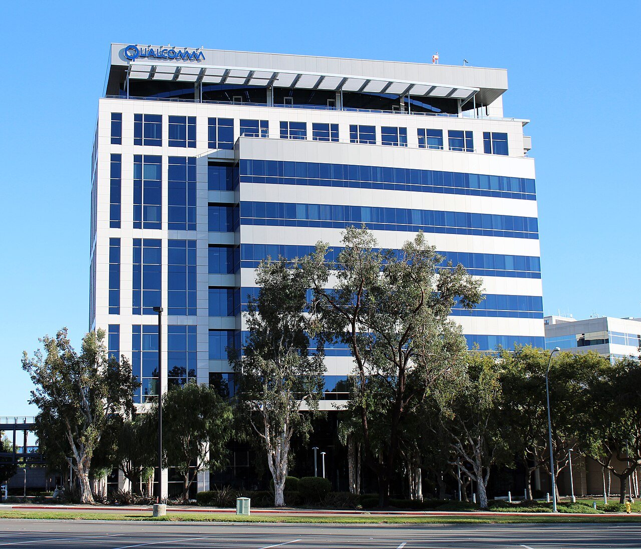 Qualcomm Taps a Motorola Veteran to Steady Its Mobile Business