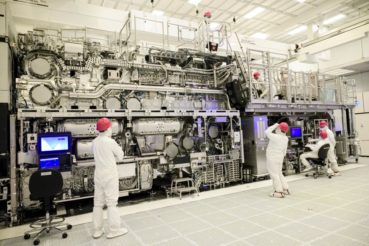 Samsung Defers Its Most Expensive Machines to 2030