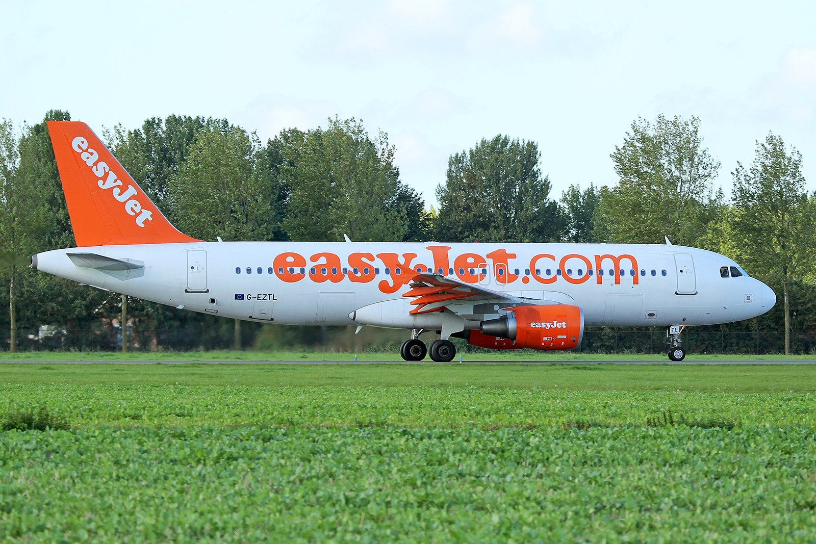 easyJet Reverses Course on Inflight Wi-Fi and Signs for the Whole Fleet